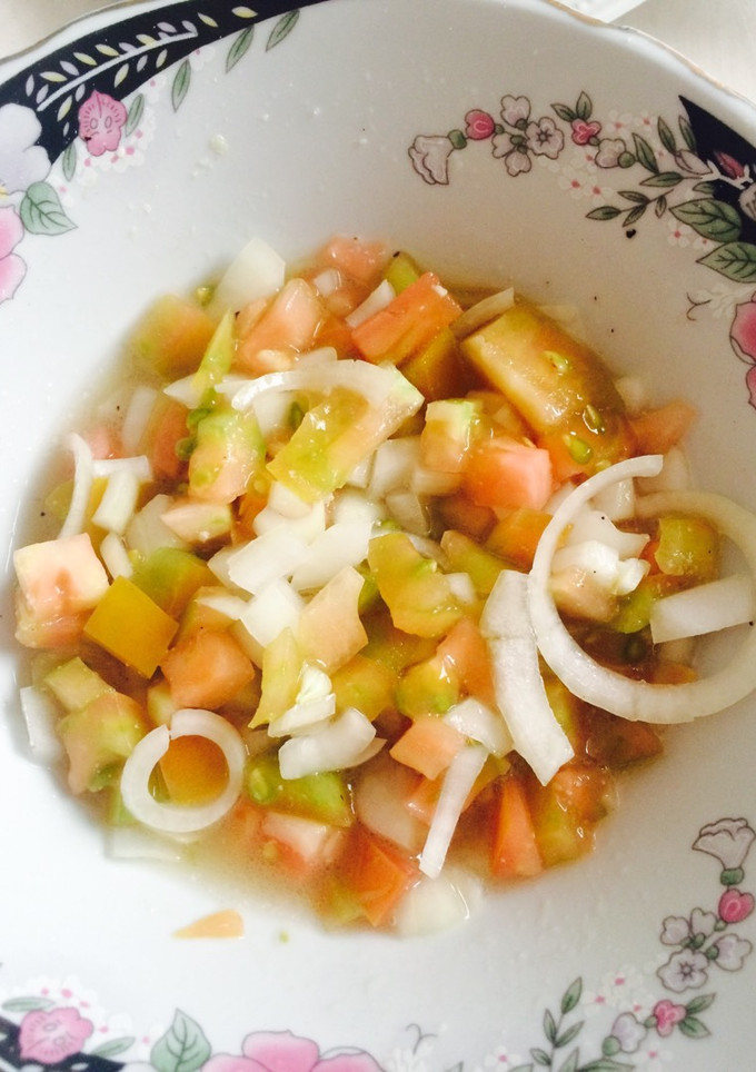 Una foto de Ensalada clásica de tomate y cebolla