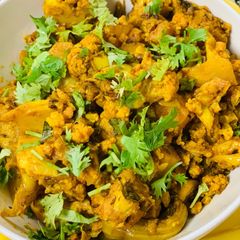 A picture of Dry vegetable with Cauliflower and potato.