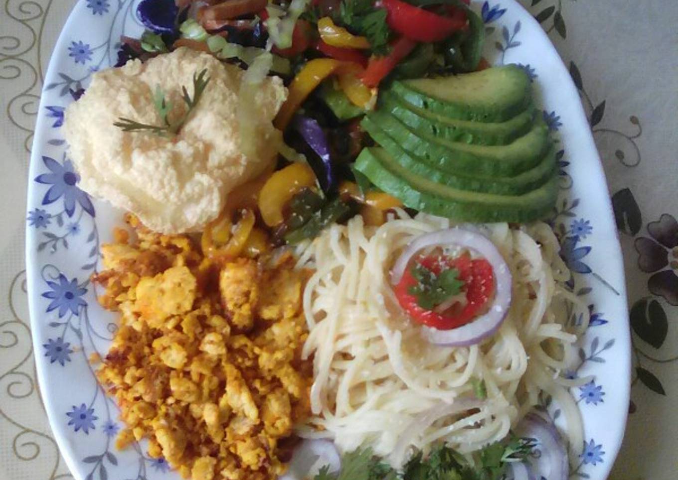 Egg & spaghetti in veggie salad (just an own creation😉)