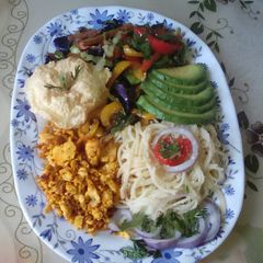 A picture of Egg & spaghetti in veggie salad (just an own creation😉).