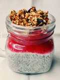 Chia pudding con fragole e granola
