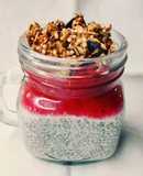 Chia pudding con fragole e granola
