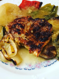 Una foto de Pollo al horno con verduras