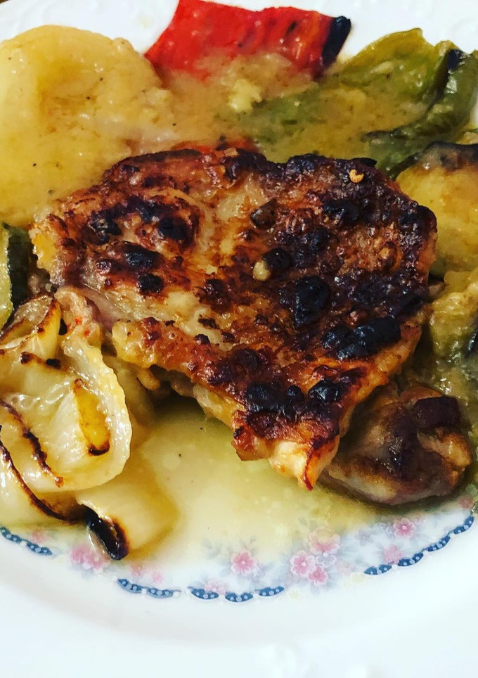 Una foto de Pollo al horno con verduras
