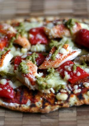 A picture of Sophie's paprika chicken red pepper and pesto flatbread pizza.
