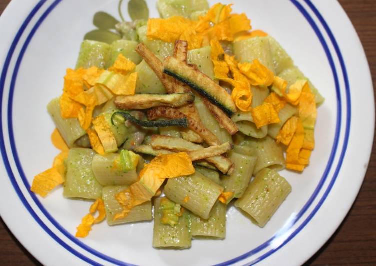 Mezze maniche alle tre zucchine e salsiccia