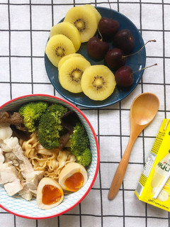 花椰菜炒黑木耳佐曾拌面 的食譜成品照片