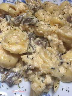 Una foto de Tortellinis de carne a la carbonara con champiñones