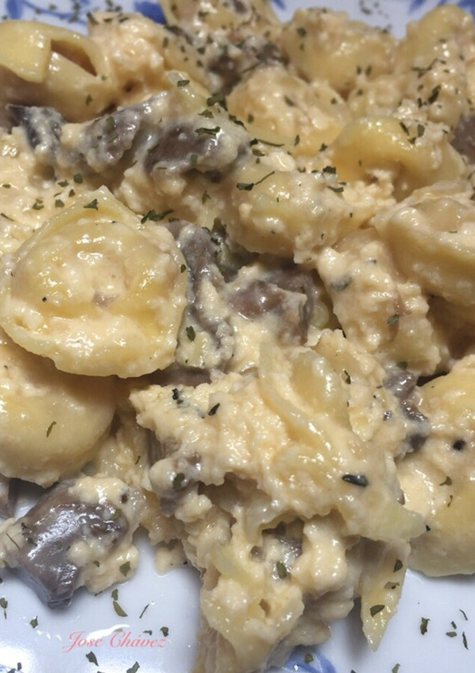 Una foto de Tortellinis de carne a la carbonara con champiñones