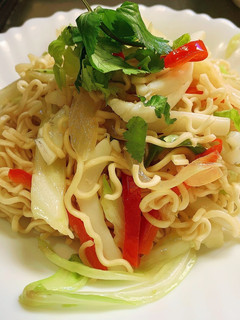 炒泡麵~秒殺款9元印尼泡麵 的食譜成品照片