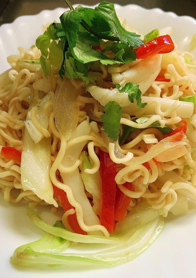 炒泡麵～秒殺款9元印尼泡麵 的食譜成品照片