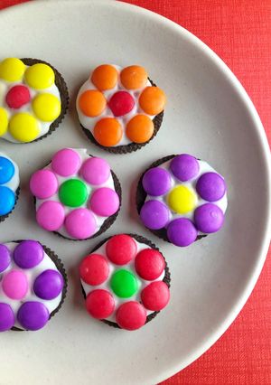A picture of Flower Oreo Bites with Cadbury Gems.