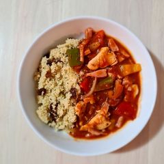 A picture of Chicken and rainbow capsicums.