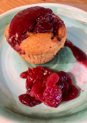 Une photo de Muffins cerises 🍒 🍒et sa compotée 🍒🍒🍒🍒