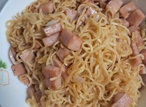 Hình của món Mỳ tôm xào thịt hộp spam.