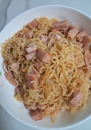 Hình của món Mỳ tôm xào thịt hộp spam.