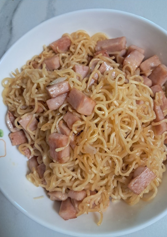 Hình của món Mỳ tôm xào thịt hộp spam.