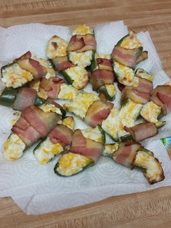 A picture of Cheesy Bacon Jalapeño Poppers.