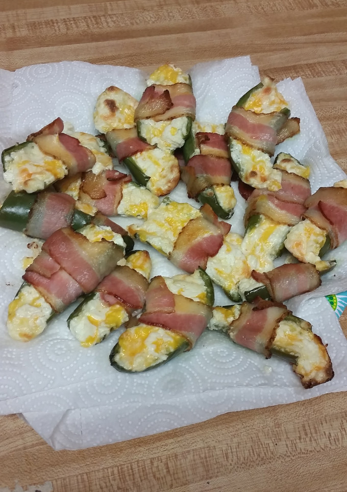 A picture of Cheesy Bacon Jalapeño Poppers.