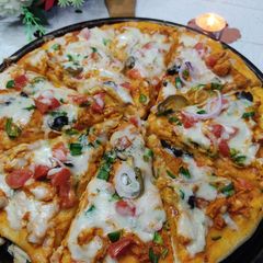 A picture of Chicken tikka pizza.