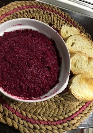 Una foto de Hummus de remolacha🤤