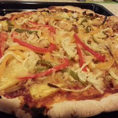 A picture of Hawaiian Pizza..