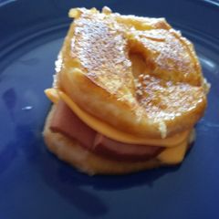 A picture of Ham & cheese grilled d🍩nut❗.