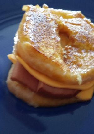 A picture of Ham & cheese grilled d🍩nut❗.