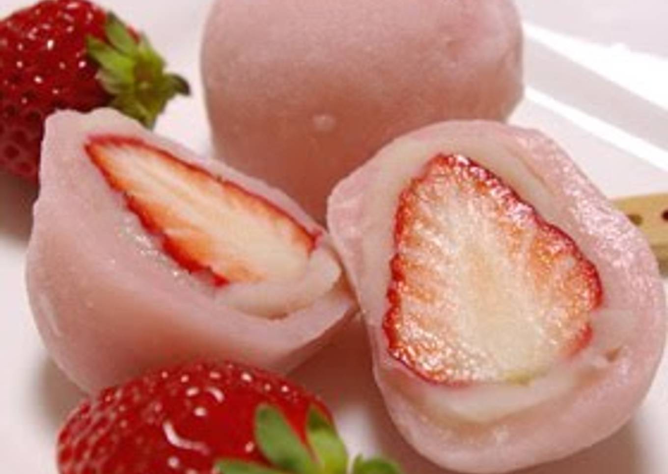 Strawberry Daifuku: Shiratamako reheated in the microwave!