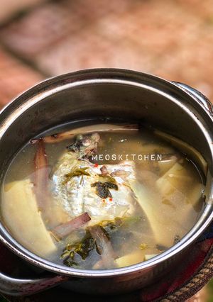 Hình của món Canh cá khế nấu ngót với măng chua và lá me đất.