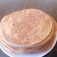 A picture of Brown chapatis.