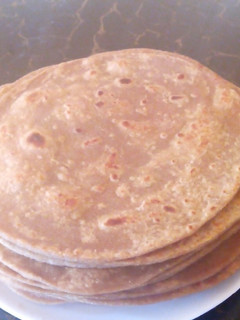 A picture of Brown chapatis.