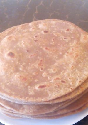 A picture of Brown chapatis.