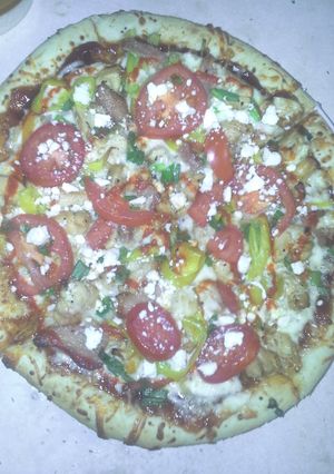 A picture of Bbq, Chicken & Friends homemade pizza.