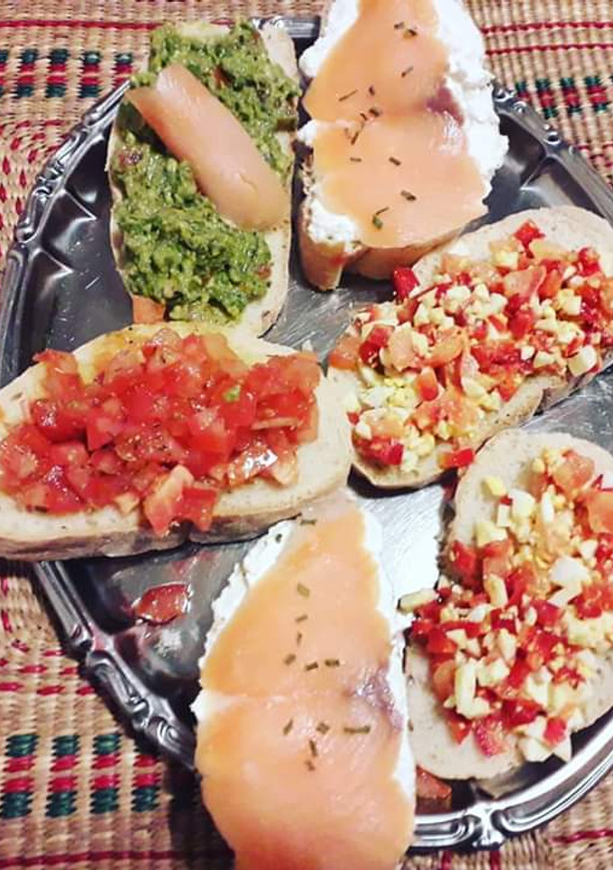 Una foto de Bruschette o canapés