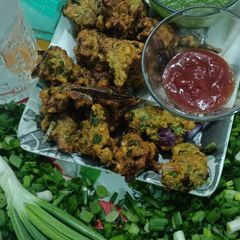 A picture of Spring onion moong daal pakore with Green chilli 💚.