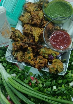 A picture of Spring onion moong daal pakore with Green chilli 💚.