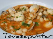 Una foto de rape con almeja y langostino