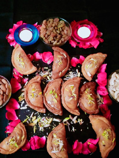 (ઘૂઘરા)(Ghughra Recipe in Gujarati) રેસીપી મુખ્ય ફોટો