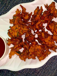 வெங்காய பக்கோடா (Venkaaya pakoda recipe in tamil) செய்முறை முக்கிய புகைப்படம்
