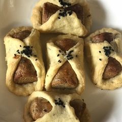 Vegetarian Sausage Rolls pastries A picture of Vegetarian Sausage Rolls pastries.