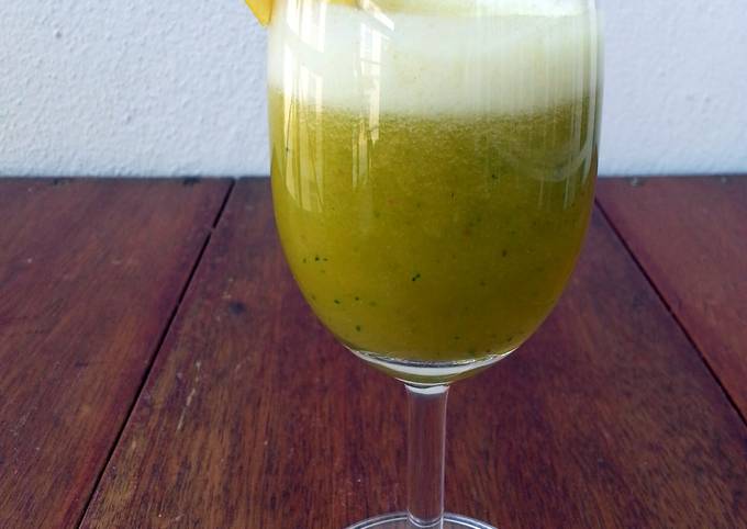 Pineapple And Cucumber Juice With Apple and Lemon