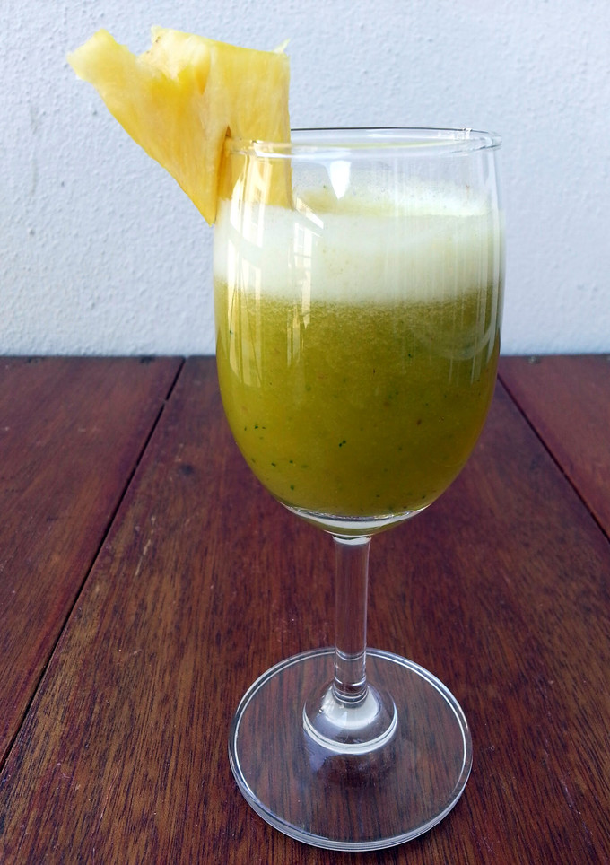 A picture of Pineapple And Cucumber Juice With Apple and Lemon.