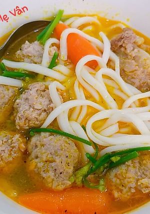 A picture of Banh Canh with Pork Bones and Meatballs.
