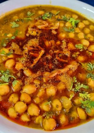 A picture of Dhaba Style Martabaan Chole (Spiced Indian Chickpeas Curry).