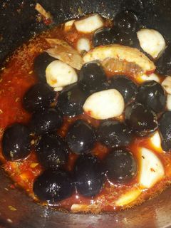 A picture of Marinated Black Olives.