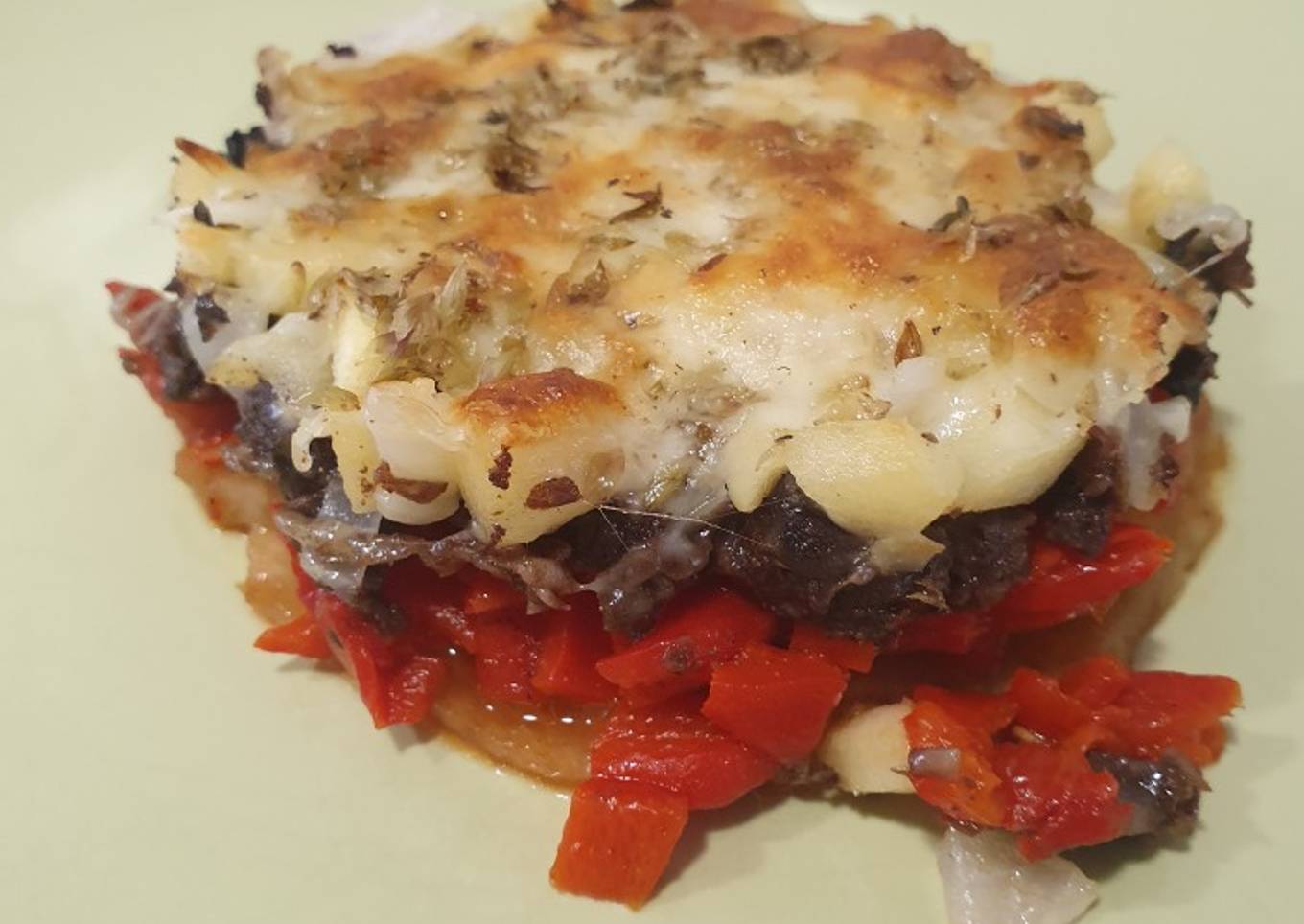 Timbal de patata, piquillo, morcilla y manzana gratinado