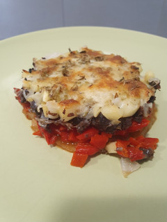 Una foto de Timbal de patata, piquillo, morcilla y manzana gratinado