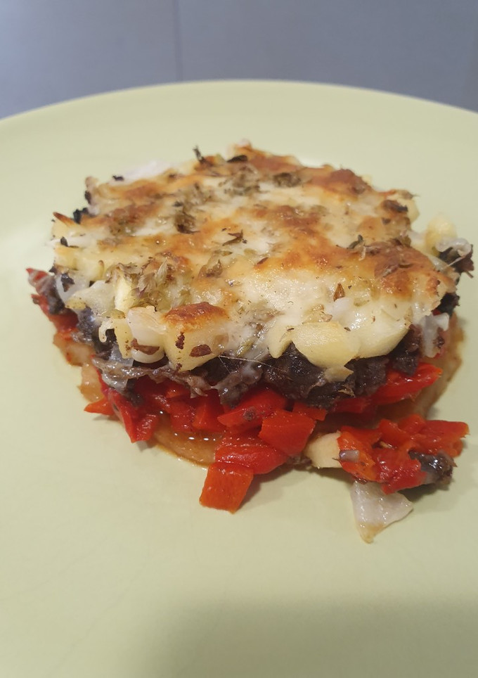 Una foto de Timbal de patata, piquillo, morcilla y manzana gratinado