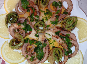 Foto di Polpo arrostito con zucchine grigliate